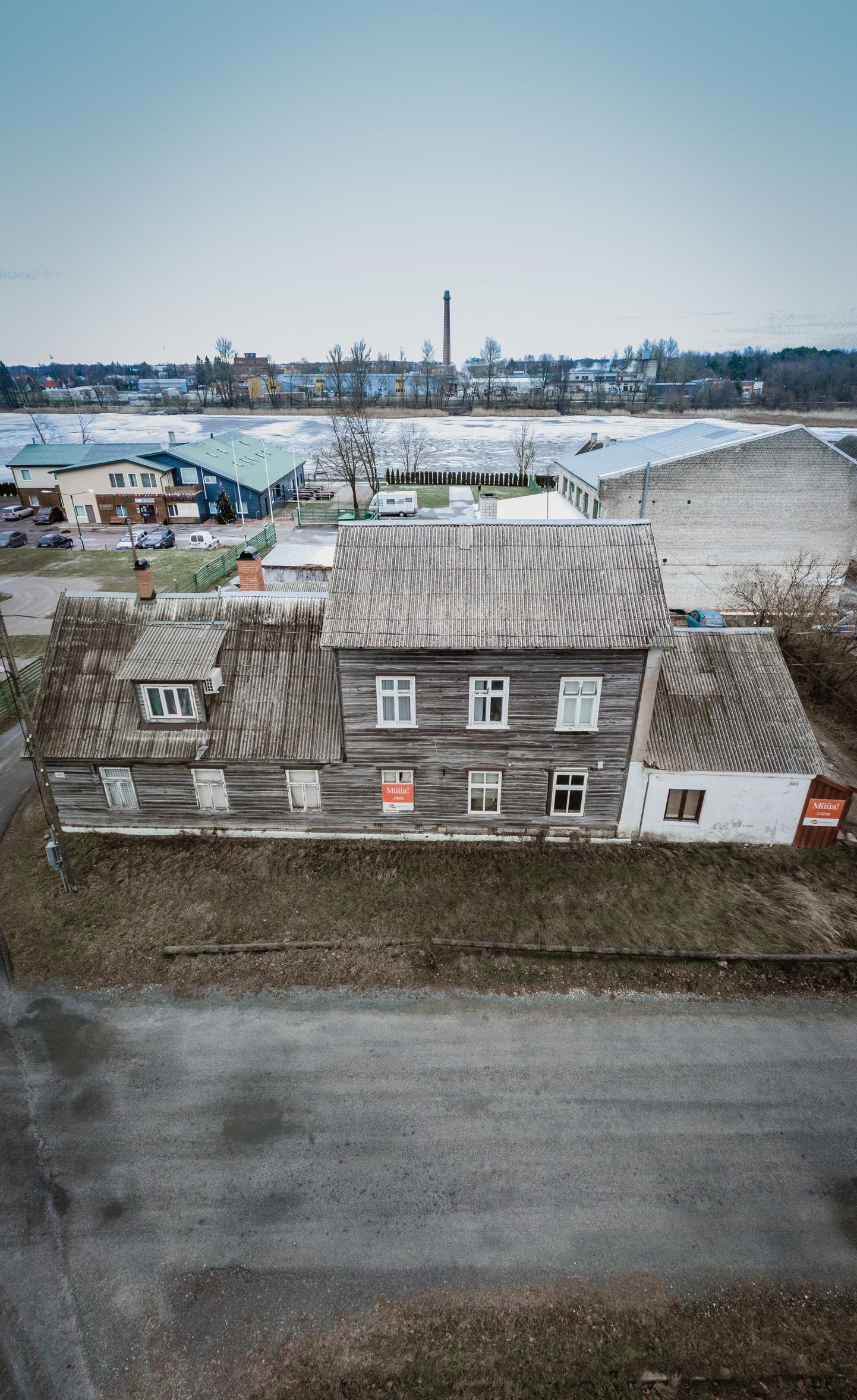 Pärnu Suur-Jõe tänava kortermaja, kus omanikevahelisi probleeme on püütud lahendada juba üle viie aasta.