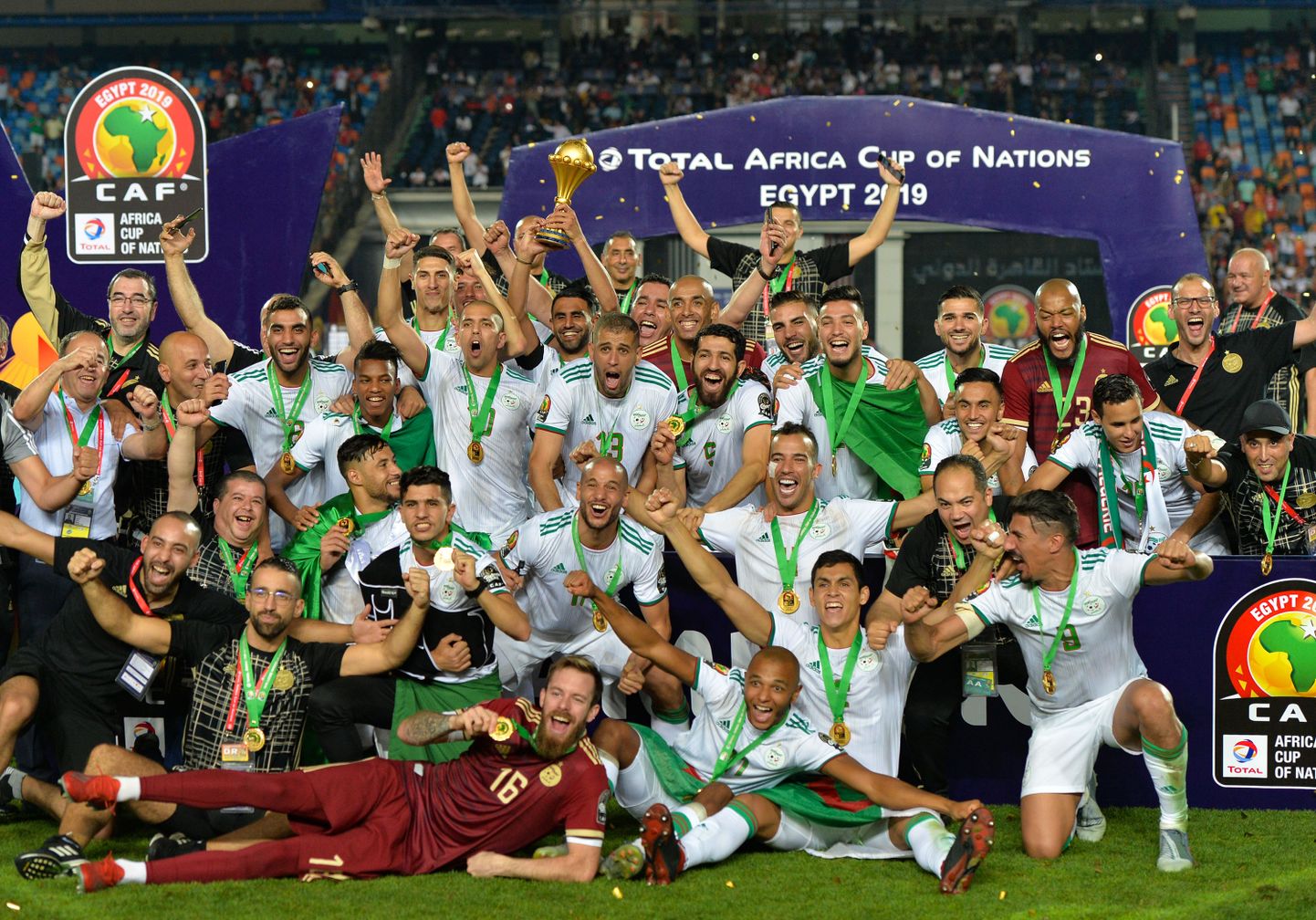 Algeria tähistab võidetud tiitlit.