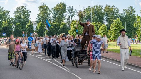 SUUR GALERII ⟩ Vaata, kuidas Tapal pidutseti linna sajandal sünnipäeval