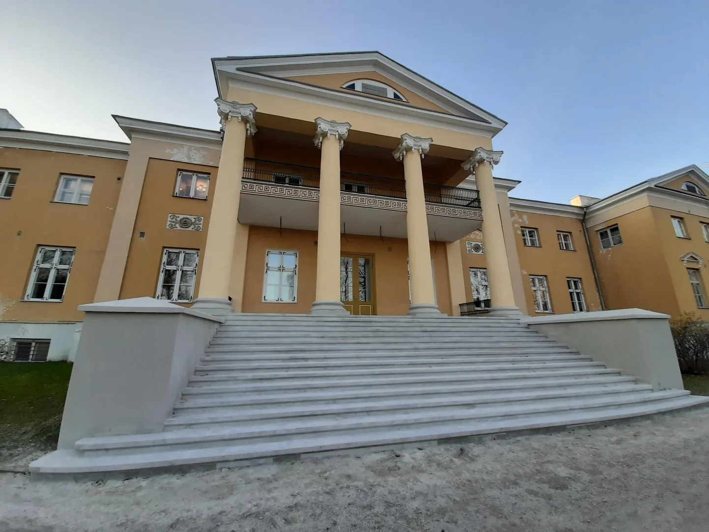 Korda saanud trepile oodatakse nii abiellujaid kui koolilõpetajaid pilti tegema.