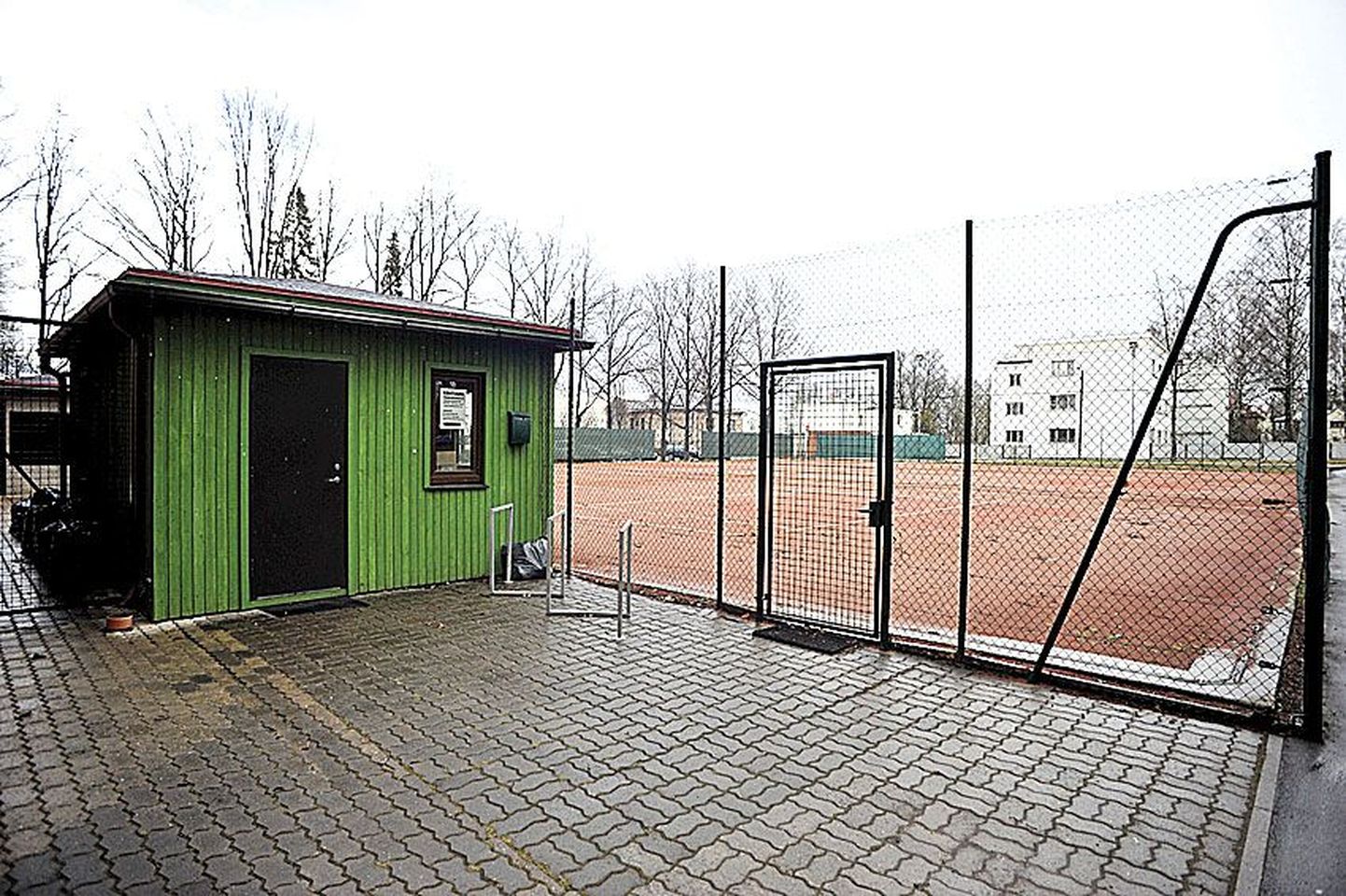 Tähtvere tennisekeskus (Laulupeo puiestee 19, kolm vaipkattega sise- ja kolm saviliivaga välisväljakut).