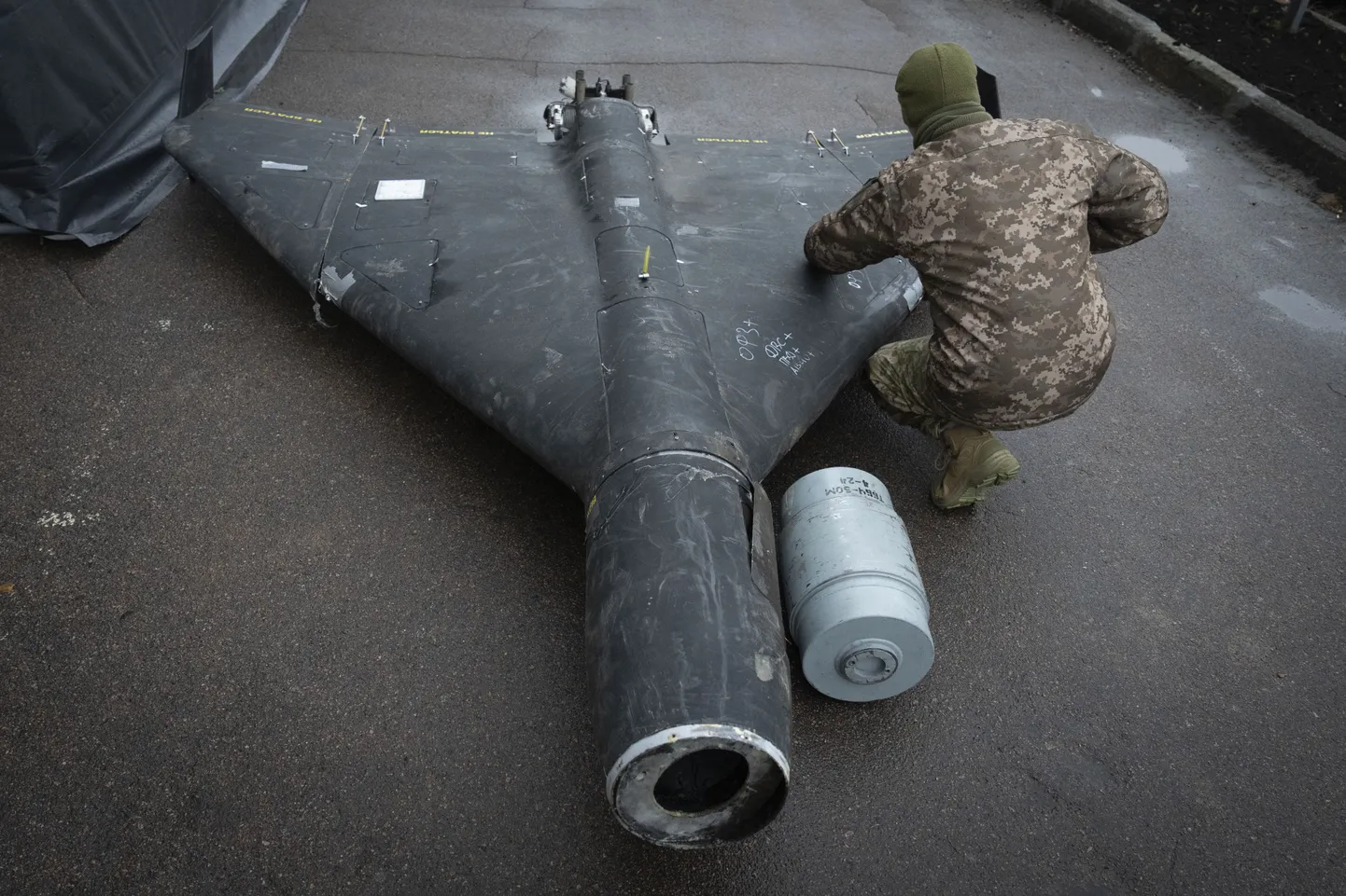 Ukraina kaitseväelane uurimas allatulistatud Shahedi drooni.