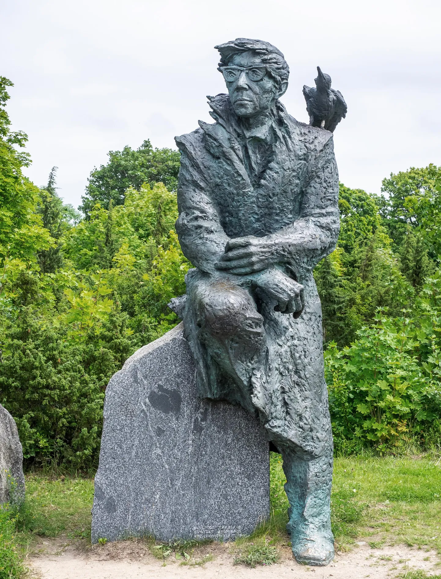 Juhan Smuuli monument . 1990/2006. Pronks. Muhu.