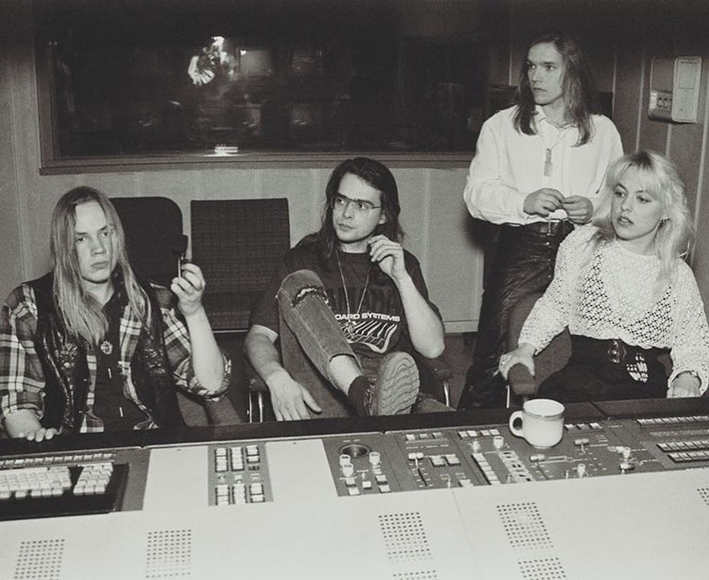 Kirsti Timmer bändimeestega ETV neljanda stuudio režiipuldis, aasta 1995.