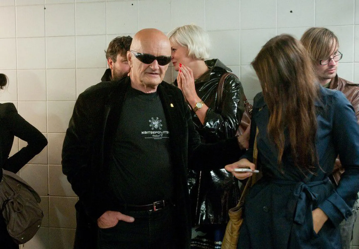 Startis aasta oodatuim moesündmus Tallinna Moenädal 2011, mille eksklusiinse avashow toimus Balti jaama tunnelis. Vormsi Enn (68) oma verinoore kallima Janne Jüsmäga (22)