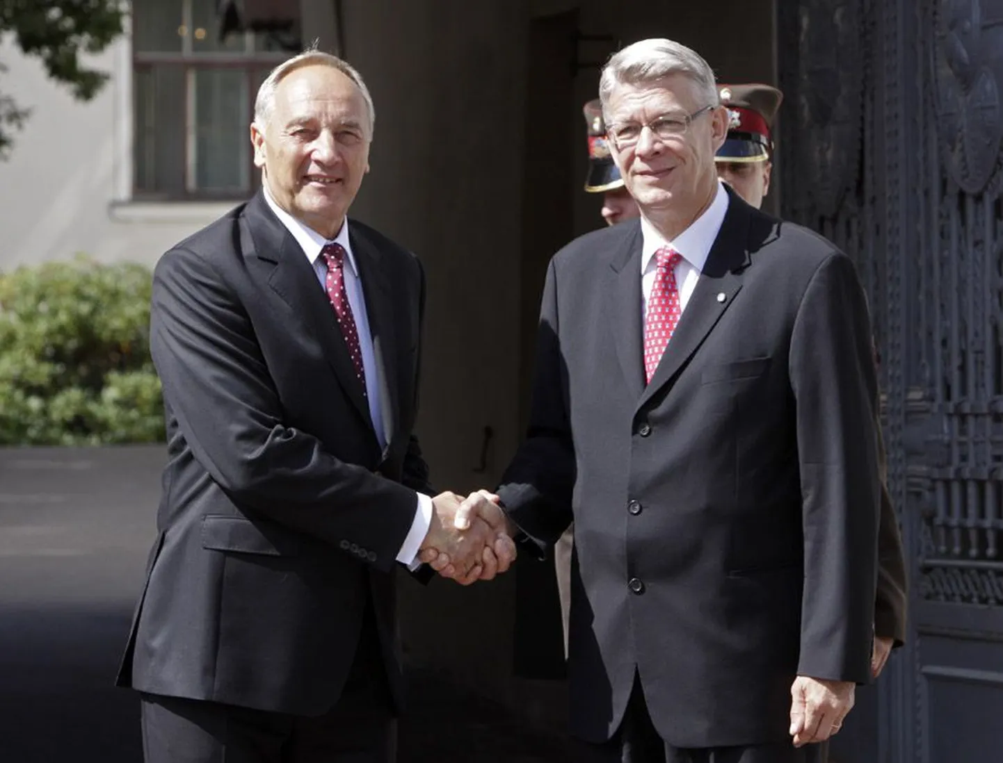 Uus Läti president Andris Bērziņš ning endine president Valdis Zatlers.