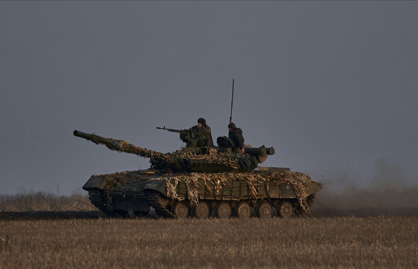 Украинские солдаты в танке в Бахмуте.