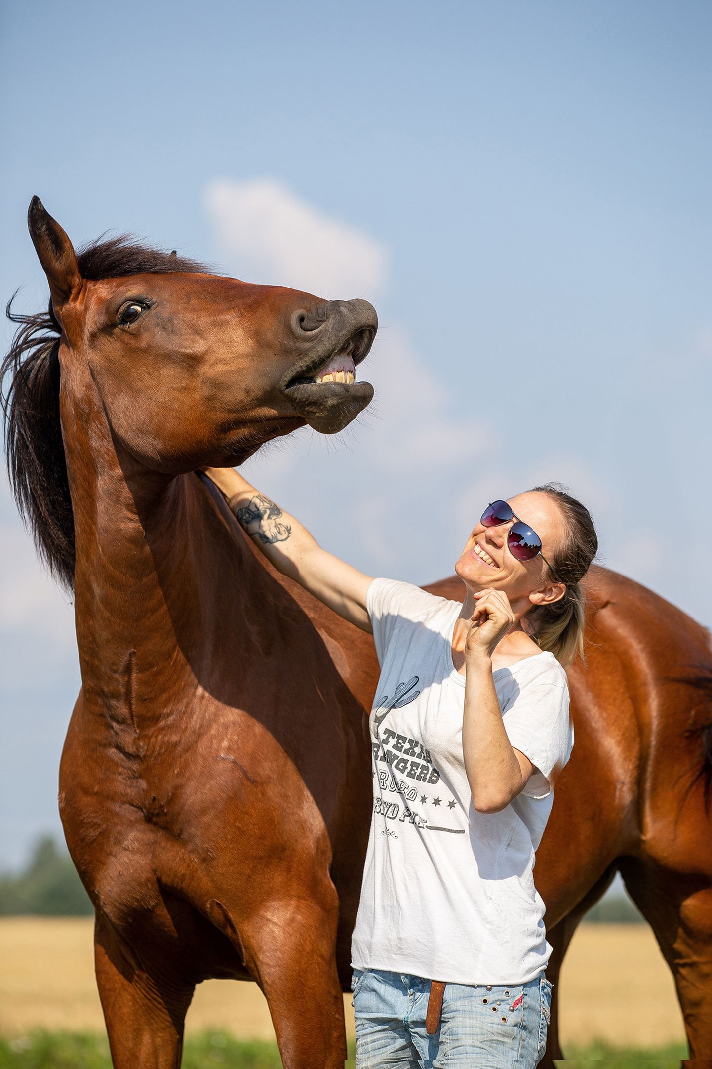 Inga Mearil on seitse hobust, kellest kaks on tema isiklikud. Pildil on hobune Ruffus, kes oma perenaist laia naeratusega tervitab.