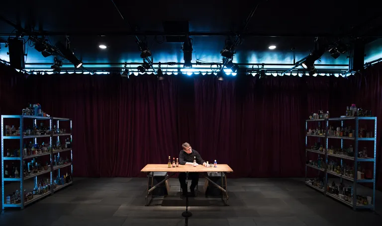 Teatritrupi Forced Entertainment liikmed kannavad ühe kaupa ette 36 Shakespeare'i näidendit.