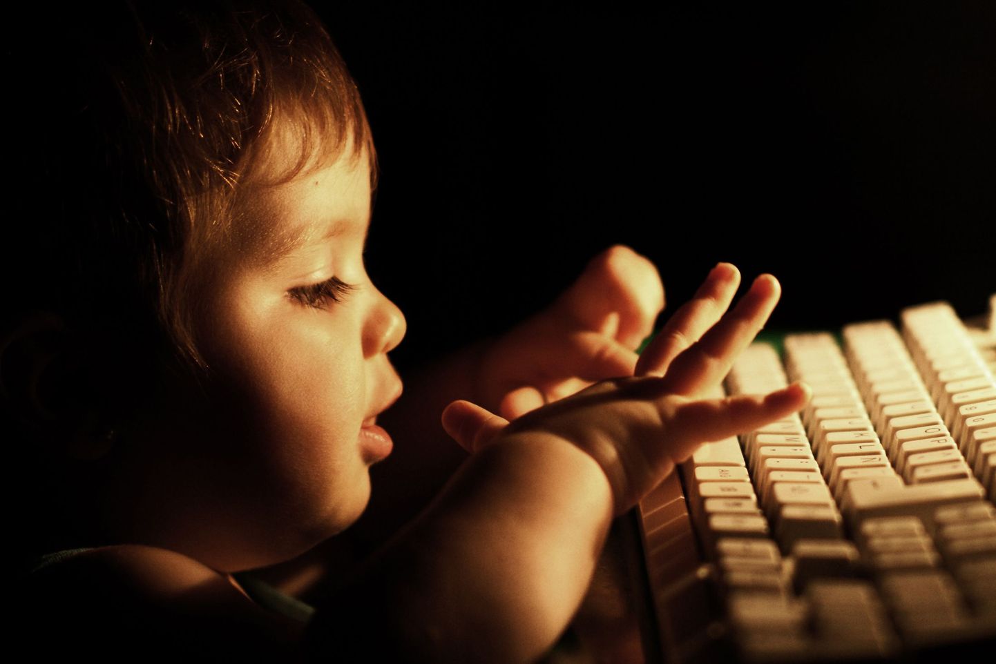 Pildil laps arvutiga.