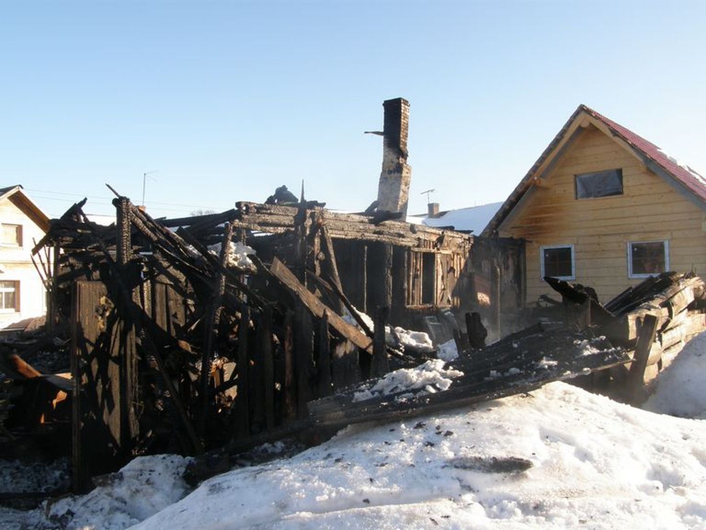 Kallastel Oja tänaval hävis tulekahjus elumaja.