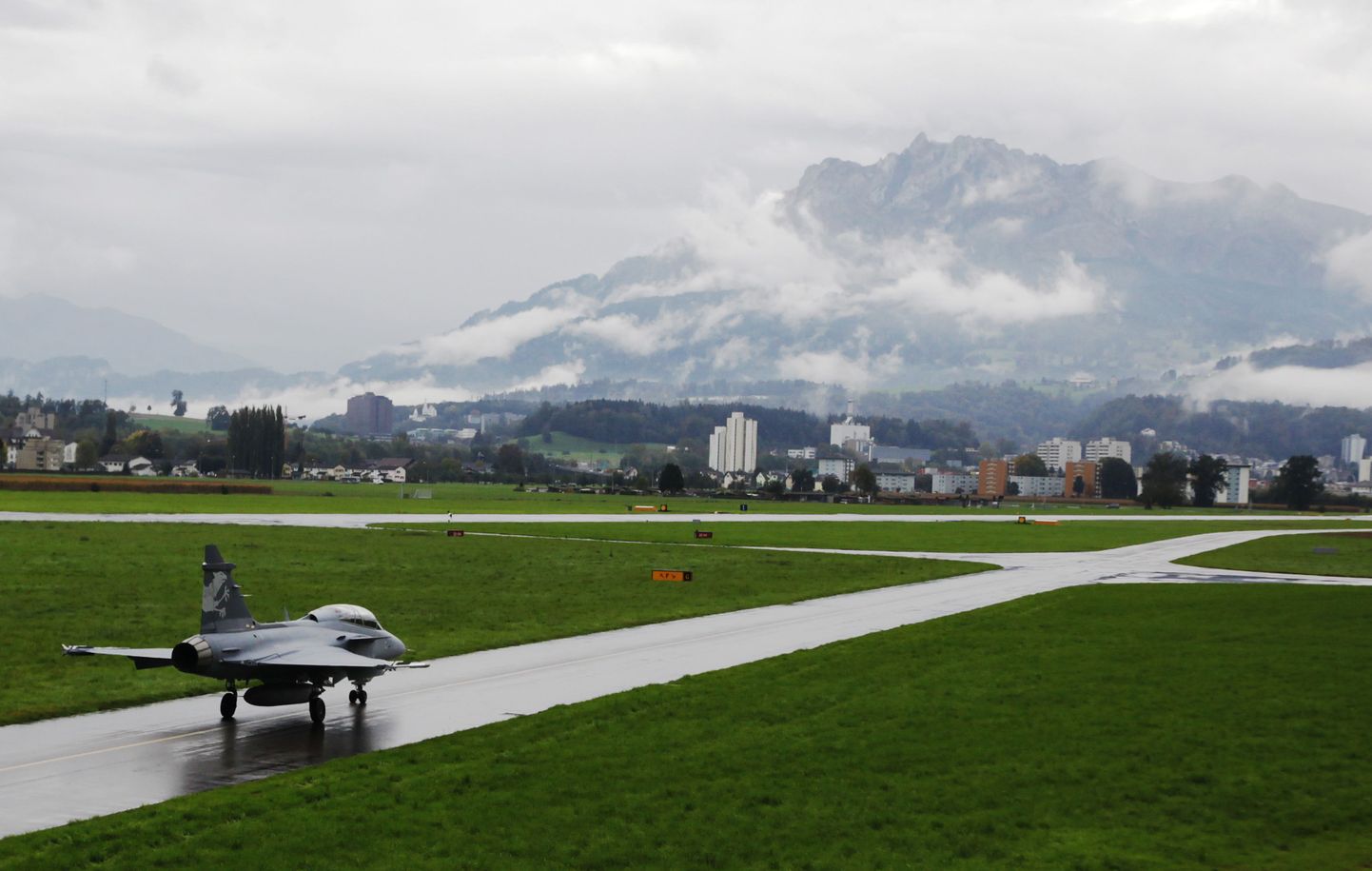 JAS 39 Gripen-tüüpi hävitaja oktoobris Šveitsi Emmeni õhuväebaasis.