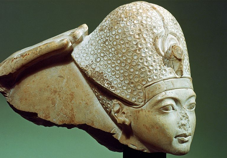 Фараон Тутанхамон в короне (и без носа), XIV век до н.э.