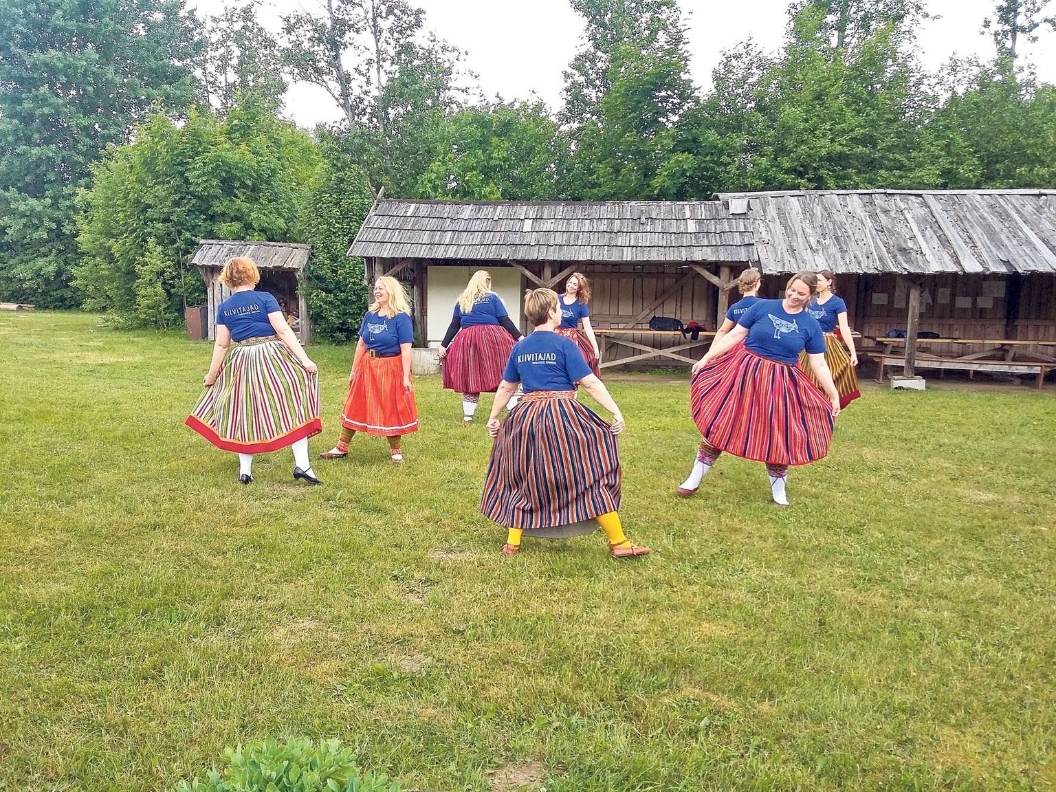 Kõige kaugemalt tuli naiste tantsupeole Vancouveri Eesti seltsi rahvatantsurühm, kes eile pärast Jõgevamaaga tutvumist Palamuse lähistel Udu talus pühapäevaste etenduste tarvis proovi tegi.