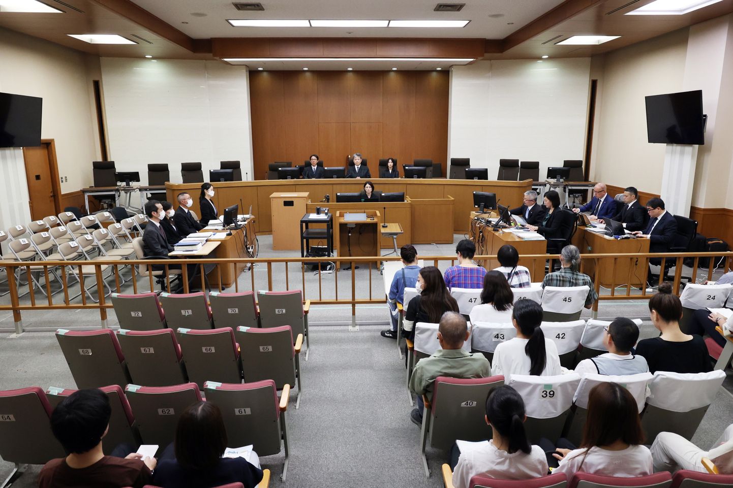 Jaapanis Kyoto ringkonnakohtus algas teisipäeval esimene istung seoses Shinji Aoba süüdatud põlenguga, milles hukkus 36 ja sai vigastada üle 30 inimese.