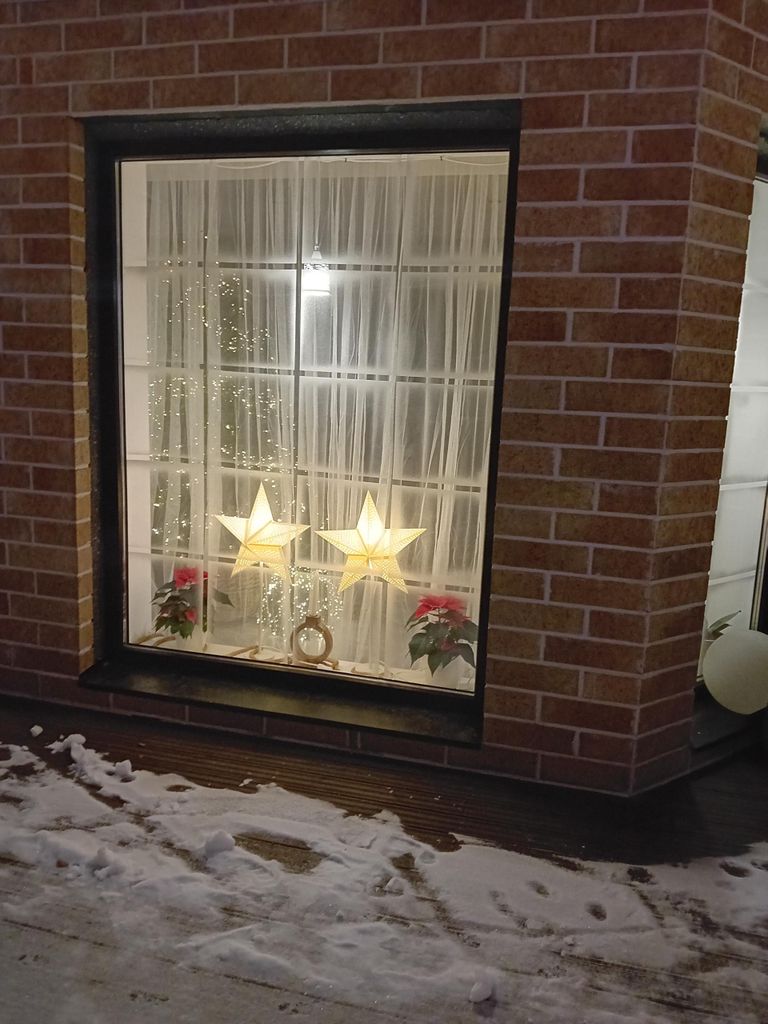 Räämal asuva Kibuvitsa 8 maja aknad säravad maitsekalt sätitud jõulutuledes.