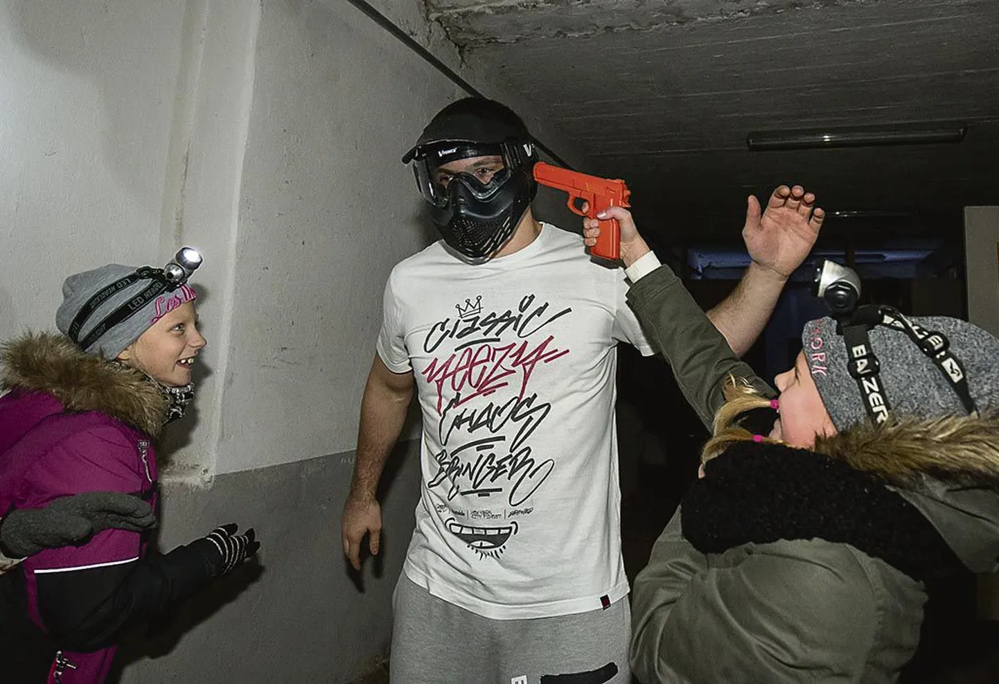 Aktiivsed osalejad haarasid politsei maskoti pantvangi võtnutel relvad käest ja näitasid, mis tunne on relvatoru ees seista.