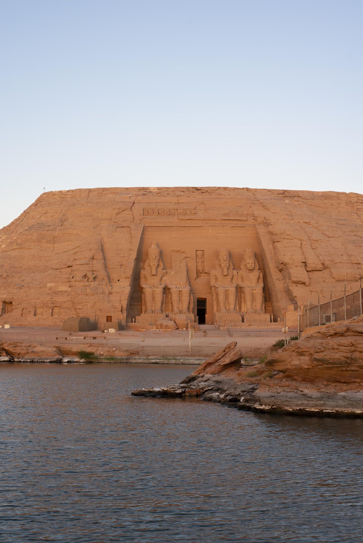 Egiptuse arhitektuur ja kultuur on teinud mitu uperpalli Abu Simbeli templite ehitamise ajast alates, ent kui midagi on jäänud, siis see on vaimustus kõigest vaaraolikult suurest. Abu Simbel annab võimaluse imetleda president Gamal Abdel Nasseri ajal Assuanisse ehitatud tammi mõju – maailma üht suurimat inimtekkelist järve, millele Abu Simbeli templi kujude pilk nüüd tüünelt suunatud on.