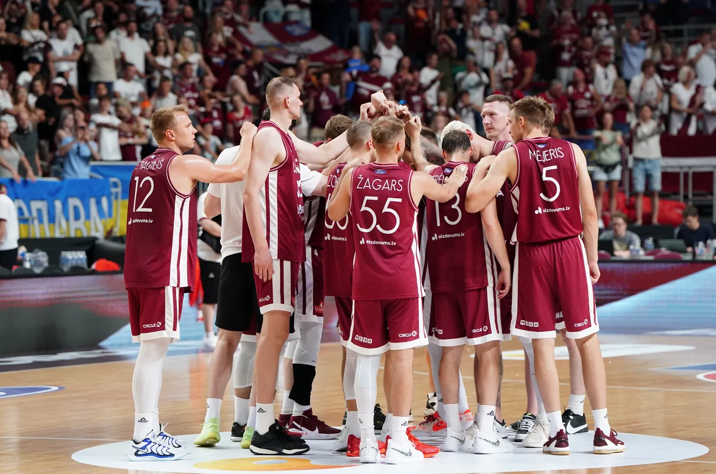 Latvijas basketbola izlase.