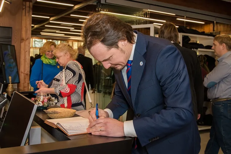Kultuuriminister Indrek Saar teeb sissekande muuseumi külalisteraamatusse.