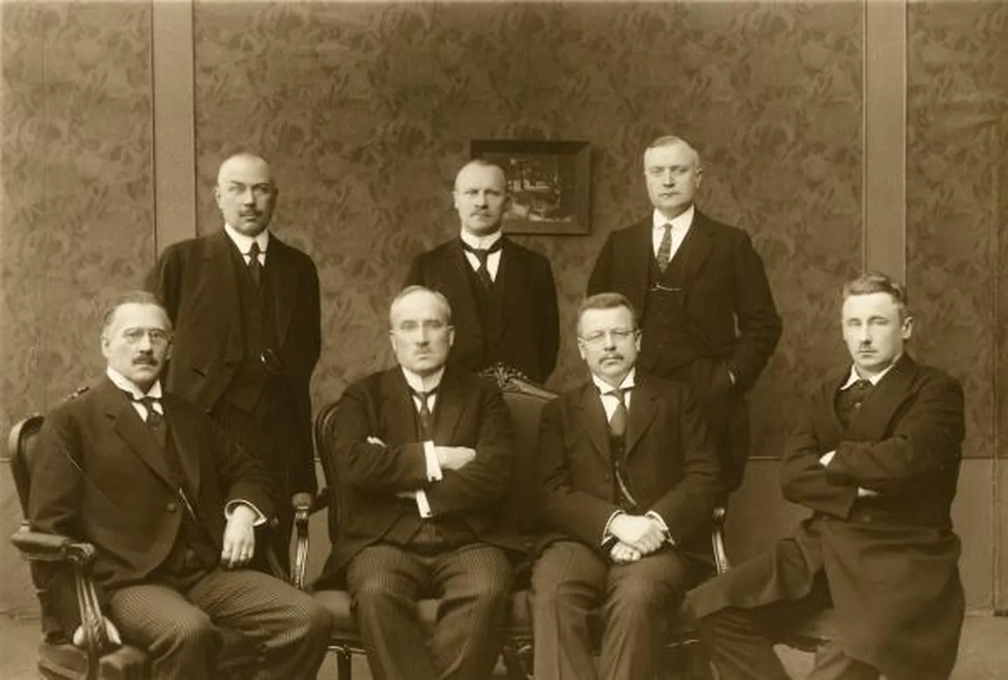 Soome rahudelegatsioon: istuvad Väinö Voionmaa, Juho Vennola, Juho Kusti Paasikivi (juht) ja Väinö Kivilinna, seisavad Alexander Frey, Väinö Tanner ja Rudolf Walden.