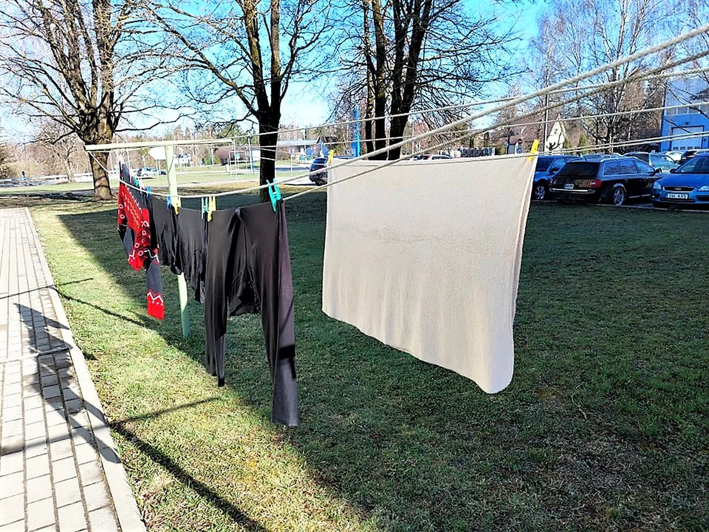 Elvas läks kaduma pesunööril kuivanud helebeež fliistekk. Pilt on illustreeriv.