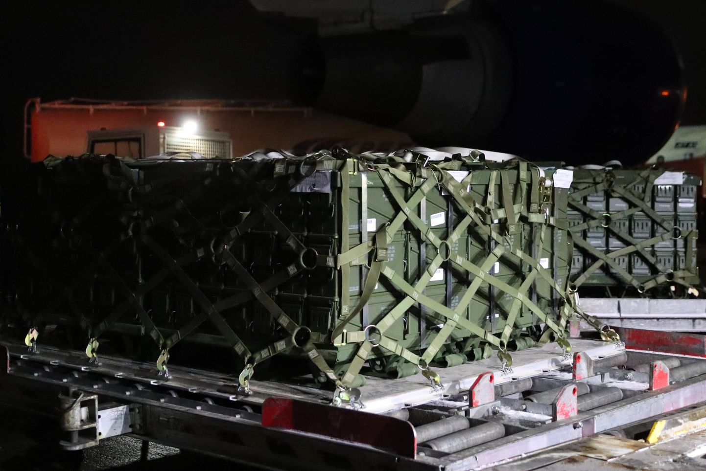 Ukrainai naktī uz sestdienu piegādāts pirmais no vairākiem paredzētajiem ASV militārās palīdzības sūtījumiem.