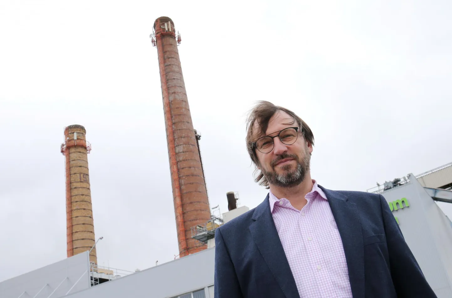 Fortum Eesti ja Fortum Tartu juhatuse esimees Margo Külaots koostootmisjaama juures, mis kohalikke kütuseid põletades teeb elektrit ja sooja.