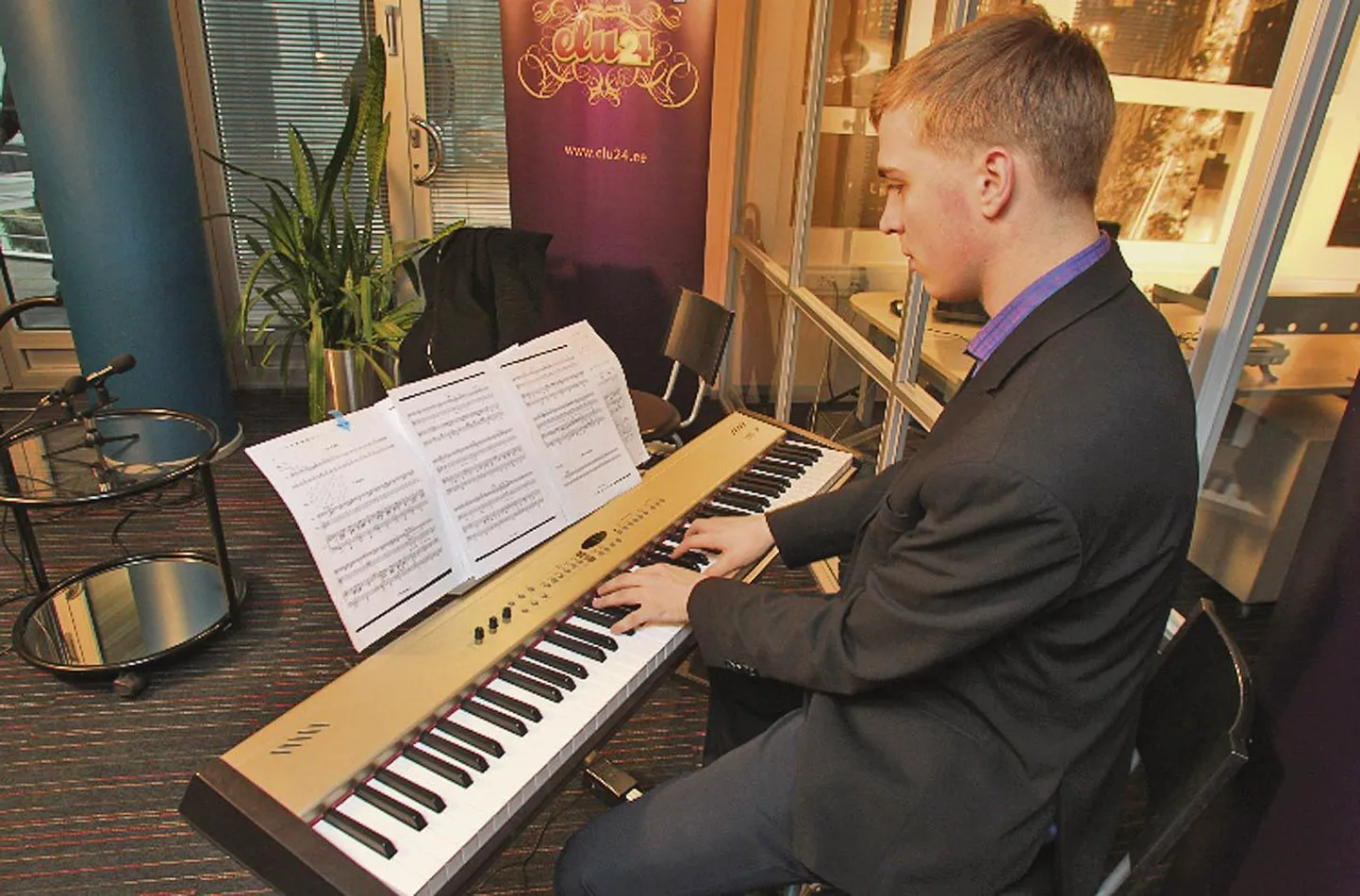 Aukartus ja austus peab alati lava ja publiku vastu lavale minnes olema, sest saalis istujad saavad kohe aru, kas asja tehakse tõsidusega või «ülejala» tundega, teab pianist Johan Randvere, kes on üks Eivere klaverifestivali esinejatest.