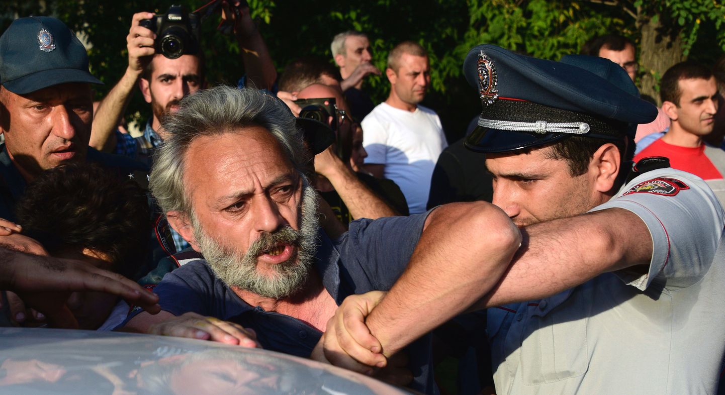 Armeenia politsei pidas sündmuspaiga lähedal teiste seas kinni ka opositsiooni poolehoidja kunstnik Nikol Aghababjani.
