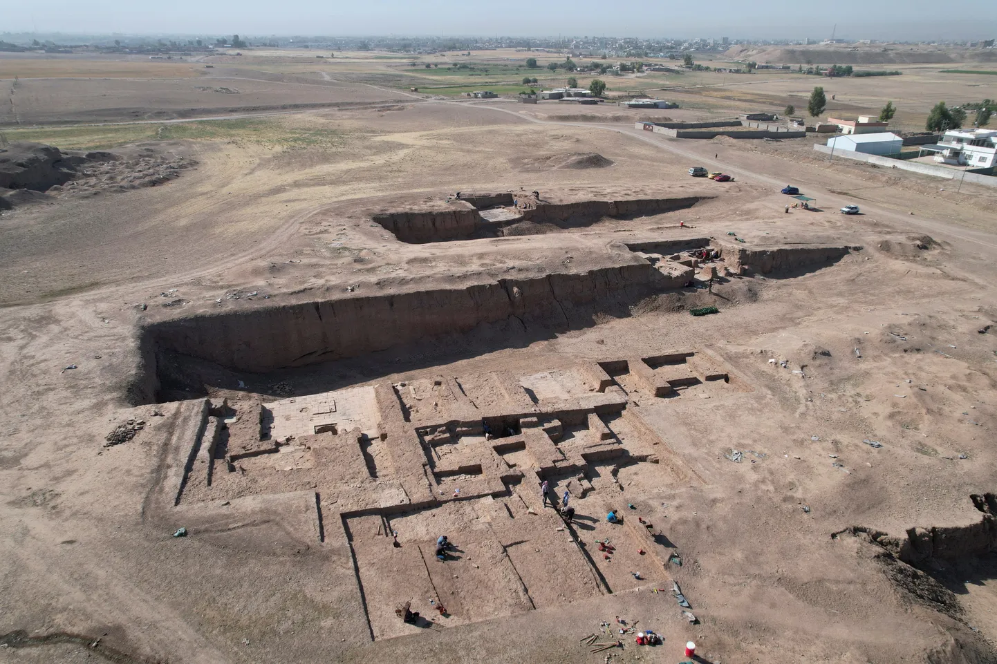 Ka Bologna ülikooli teadlased töötavad Mosuli külje all, küll aga hoopis iidse Nineveh linna (pildil) välja kaevamise projekti kallal. Nineveh sai kõvasti kahjustada, kui Mosulit okupeerisid ISISe väed.