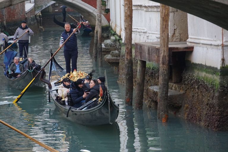В Венеции некоторые каналы пересохли, а уровень воды в некоторых местах очень низкий.