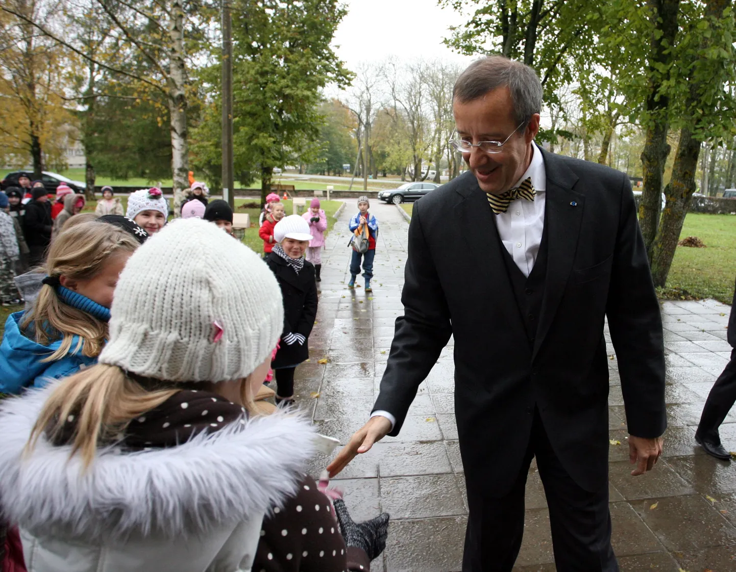 Mullu "Tagasi kooli" nädala idee välja käinud president Toomas Hendrik Ilves käis toona Haljala gümnaasiumis tundi andmas. 
lt/Foto:LIIS TREIMANN
