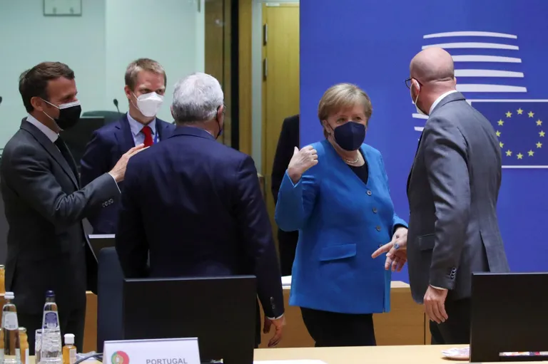 Prantsuse president Emmanuel Macron (vasakult esimene), Saksa liidukantsler Angela Merkel (paremalt teine) ja Euroopa Ülemkogu president Charles Michel (paremalt esimene) eile Brüsselis.