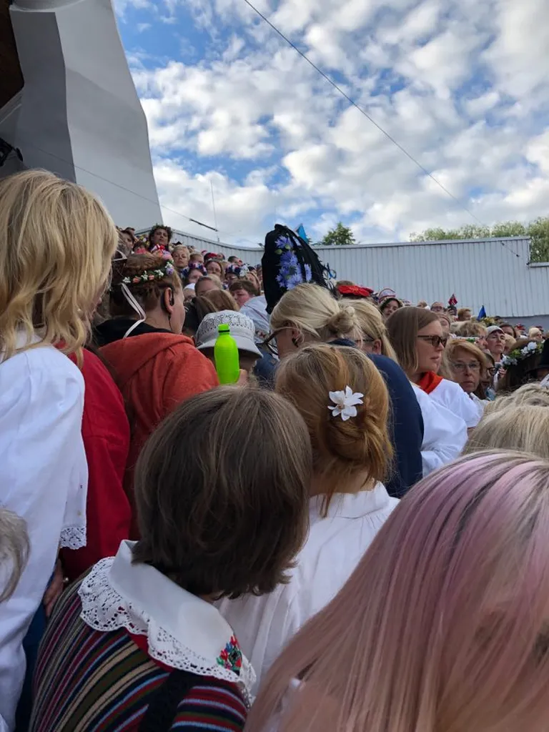 Laulupeol kukkus inimene kokku.