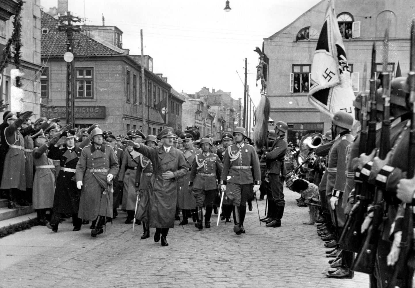Adolf Hitleri jalutuskäik Klaipėdas, mille natsionaalsotsialistliku Saksamaa võimud nimetasid ümber Memeliks. 1939. aastal oli Leedu sunnitud linna loovutama Saksamaale. Rahvasteliit oli selleks ajaks oma mõju kaotanud.