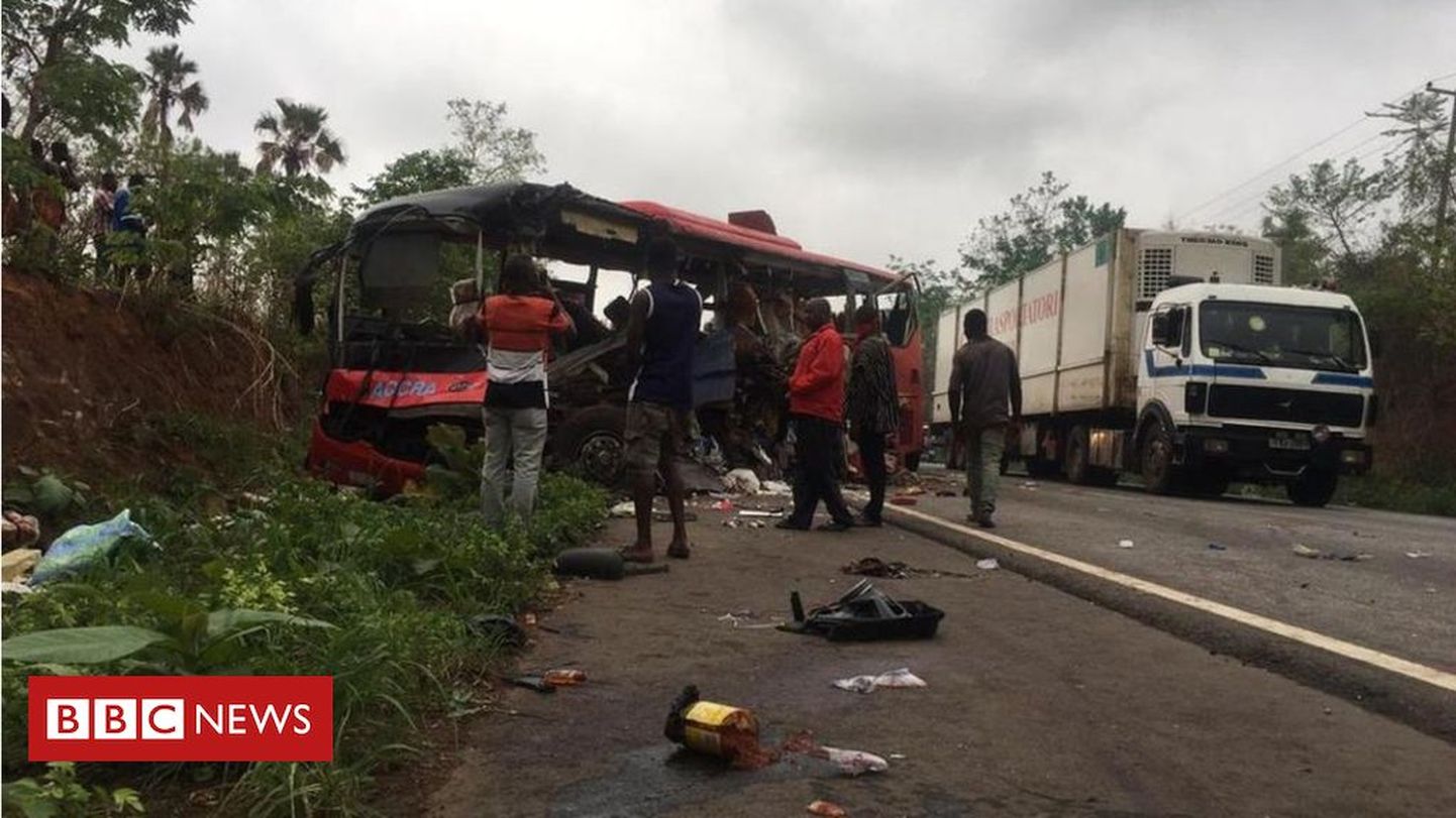 Ghanas süttis kokkupõrke järel kaks reisibussi, õnnetuses jättis elu vähemalt 60 inimest.