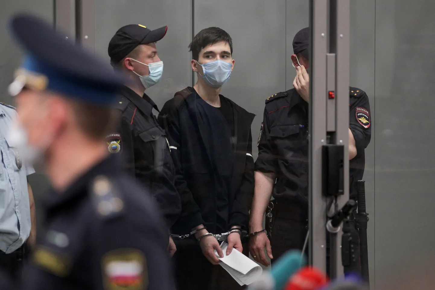 Koolitulistaja Ilnaz Galjavjev politseinike vahel kohtus.