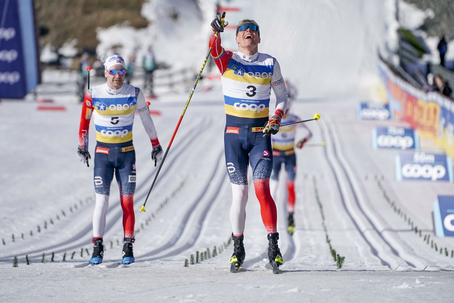 2022. aastal võitis Holmenkolleni 50 km võistluse Martin Løwstrøm Nyenget (keskel).