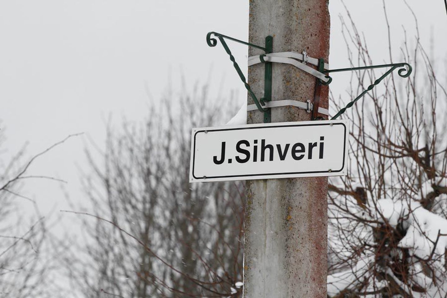 Üks Mõisaküla suuremaid tänavaid kannab endiselt Jaan Sihveri nime, et tuletada meelde tema kogukonda arendavat tegevust.