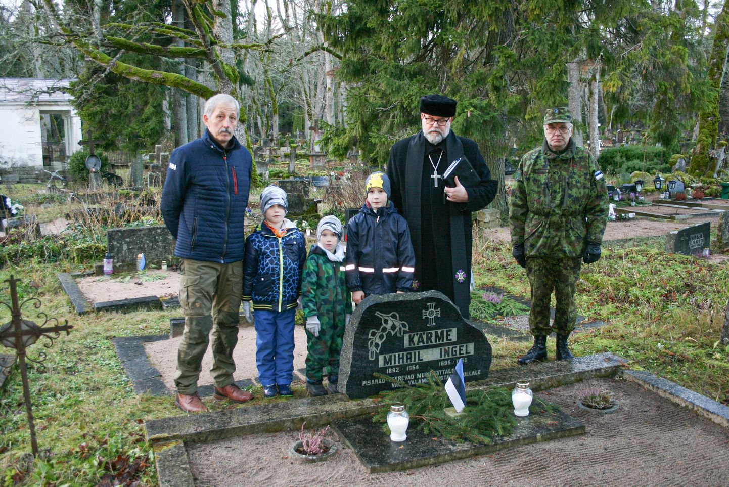KAARMA KALMISTUL seisavad poiste vana-vana-vanaisa Mihail Kärme haual Peeter Laum, Karl Robin Rüütel, Gregor Rüütel, Kaur Nelis, kaplan Hannes Nelis ja Sulev Metshein.
