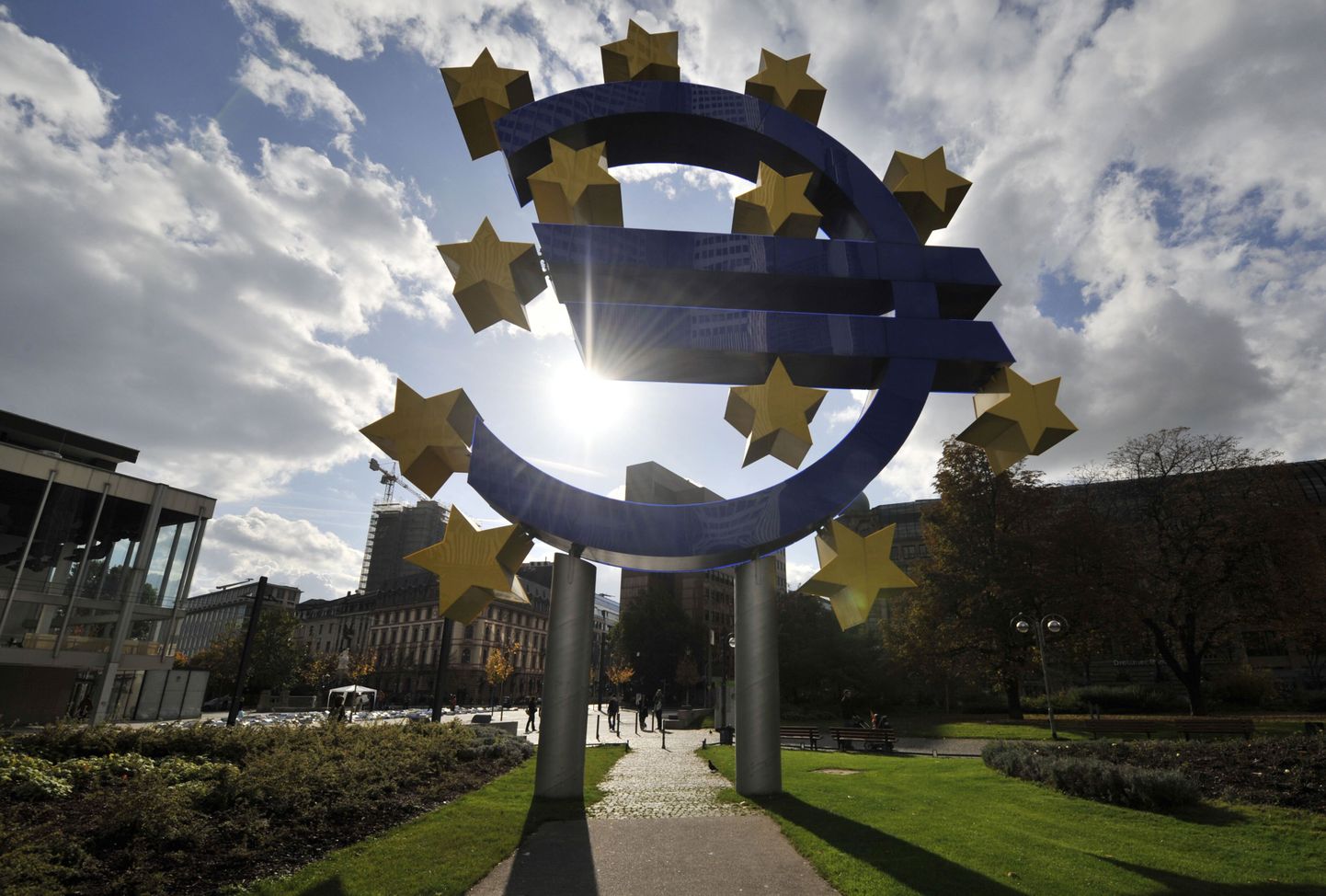 Euroopa ühisraha logo Frankfurdis EKP peahoone lähedal.