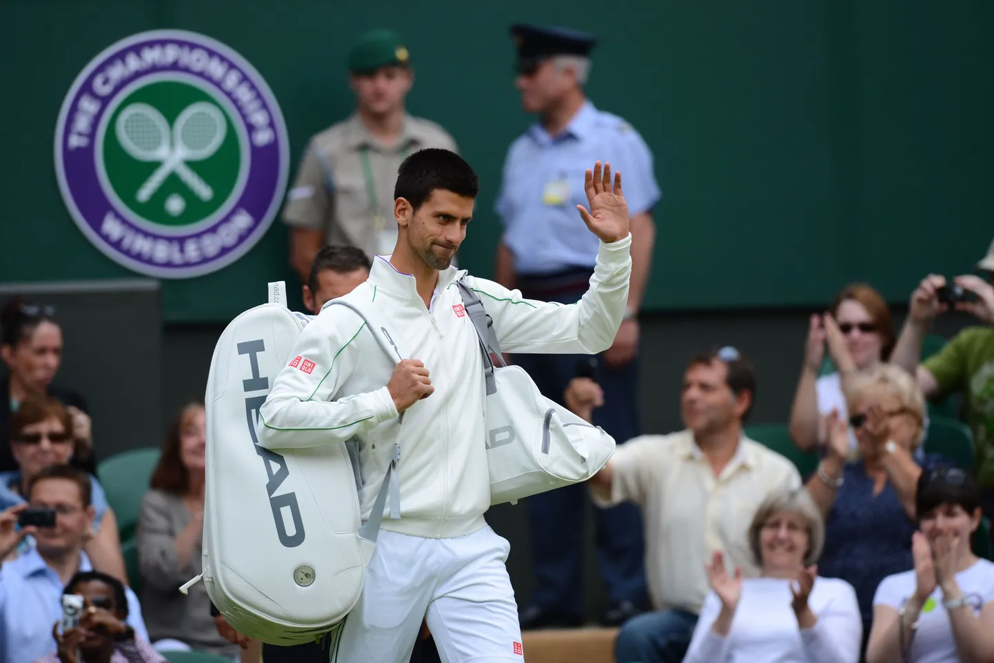 Novak Djokovic oma uhiuue tennisekotiga väljakule sammumas.