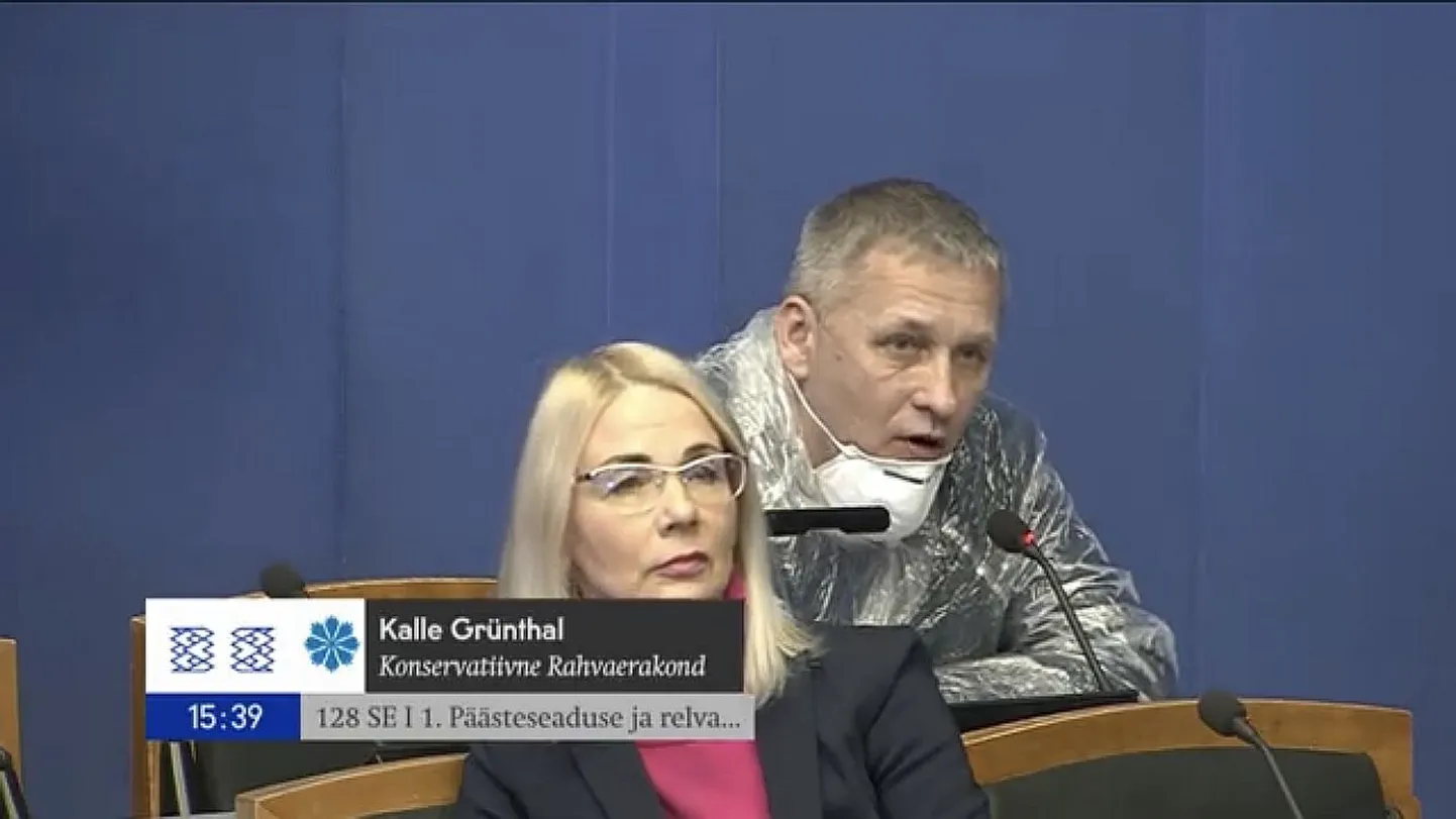 Kaamerasilm peatus eile riigikogu liikmel Kalle Grünthalil hetkel, kui isikukaitsevahenditesse pakitud parlamendisaadik küsis päästeseaduse ja relvaseaduse muutmise seaduse eelnõu arutelul siseminister Mart Helmelt seisukohta leitud lõhkekehade käitlemise kohta.