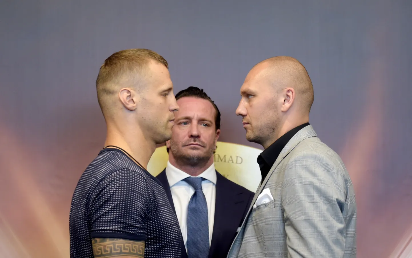 Mairis Briedis (no kreisās), Pasaules boksa supersērijas rīkotājs Kalle Zauerlands un poļu bokseris Kšištofs Glovackis
