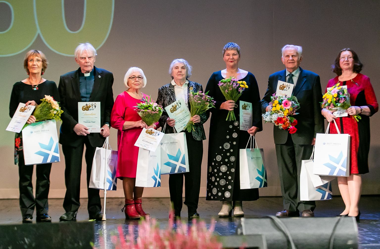 60+ väärikate pärjamine. Vasakult: Reet Linna, Toomas Paul, Evi Viherpuu, Liidia Laaneoja, Piret Aus, Uno Aun ja Reet Pool.