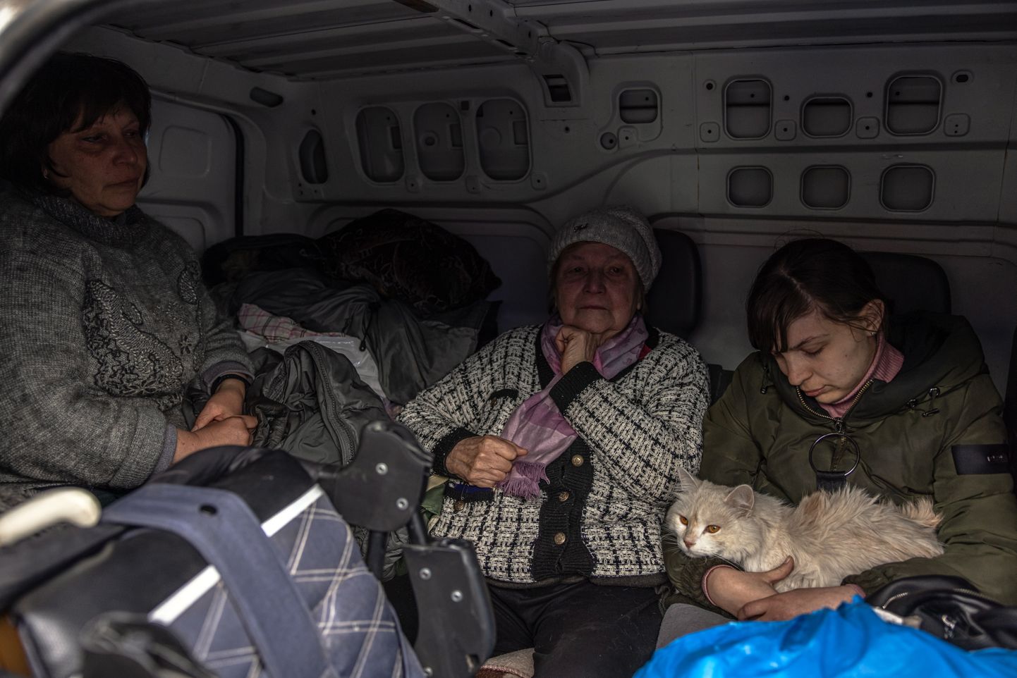 Mariupolist põgenenud inimesed.