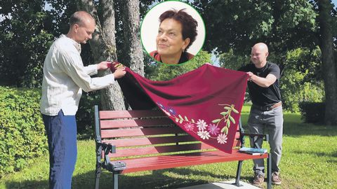 Pagari seltsimaja ees on nüüd eestluse mäluhoidja Krista Aru mälestuspink