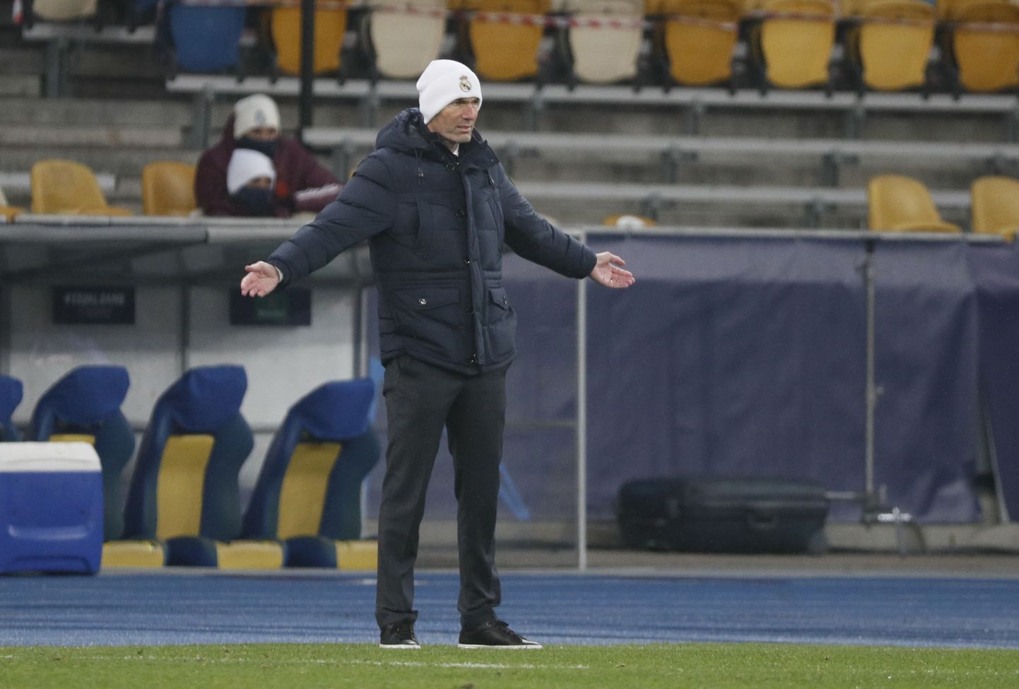 Reali peatreeneril Zinedine Zidane'il jäi Kiievi külmas õhtus üle ainult käsi laiutada.