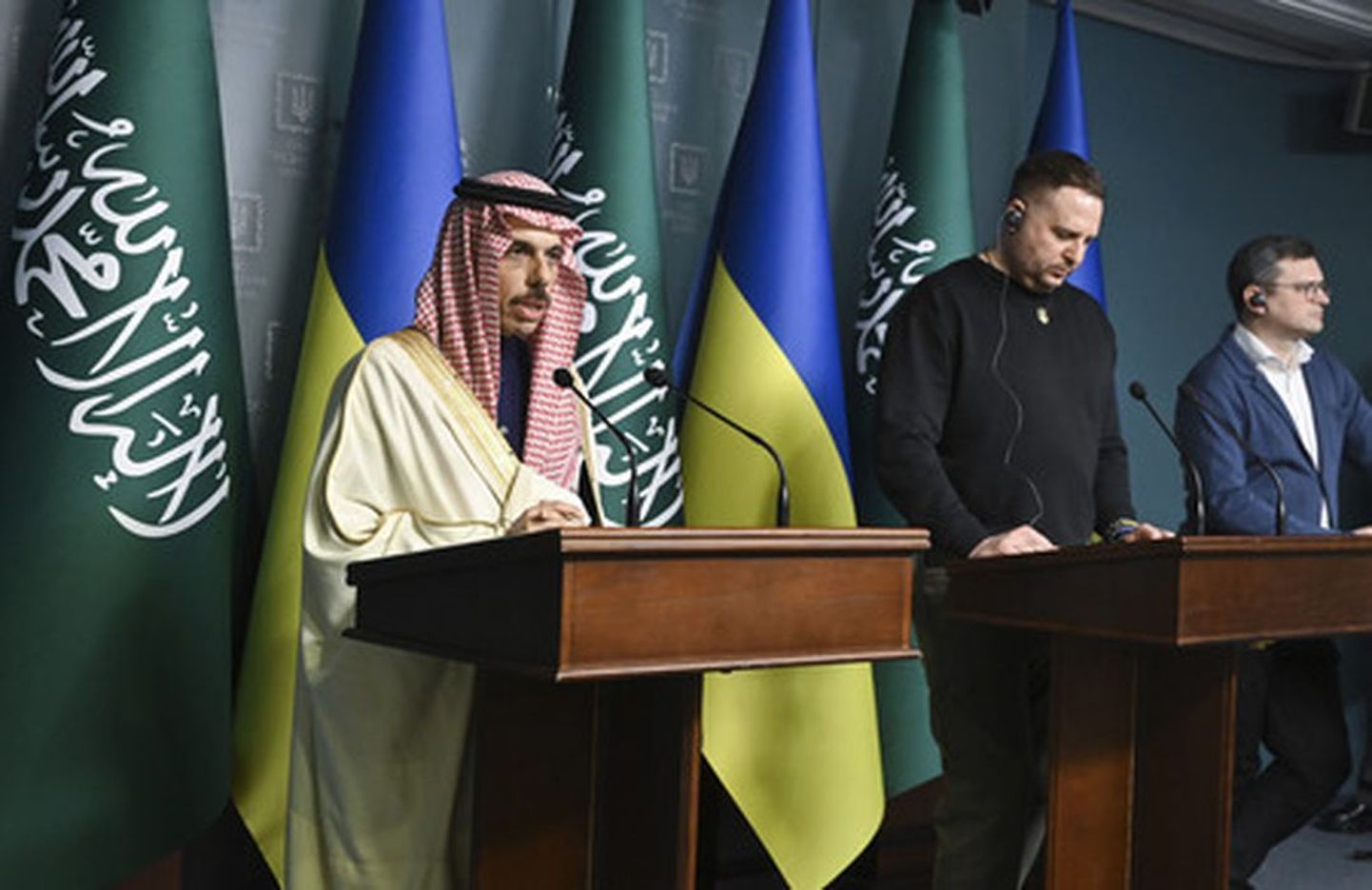 Saūda Arābijas ārlietu ministrs Feisalu bin Farhanu al, Ukrainas prezidenta biroja vadītājs Andrijs Jermaks un Ukrainas ārlietu ministrs Dmitro Kuleba